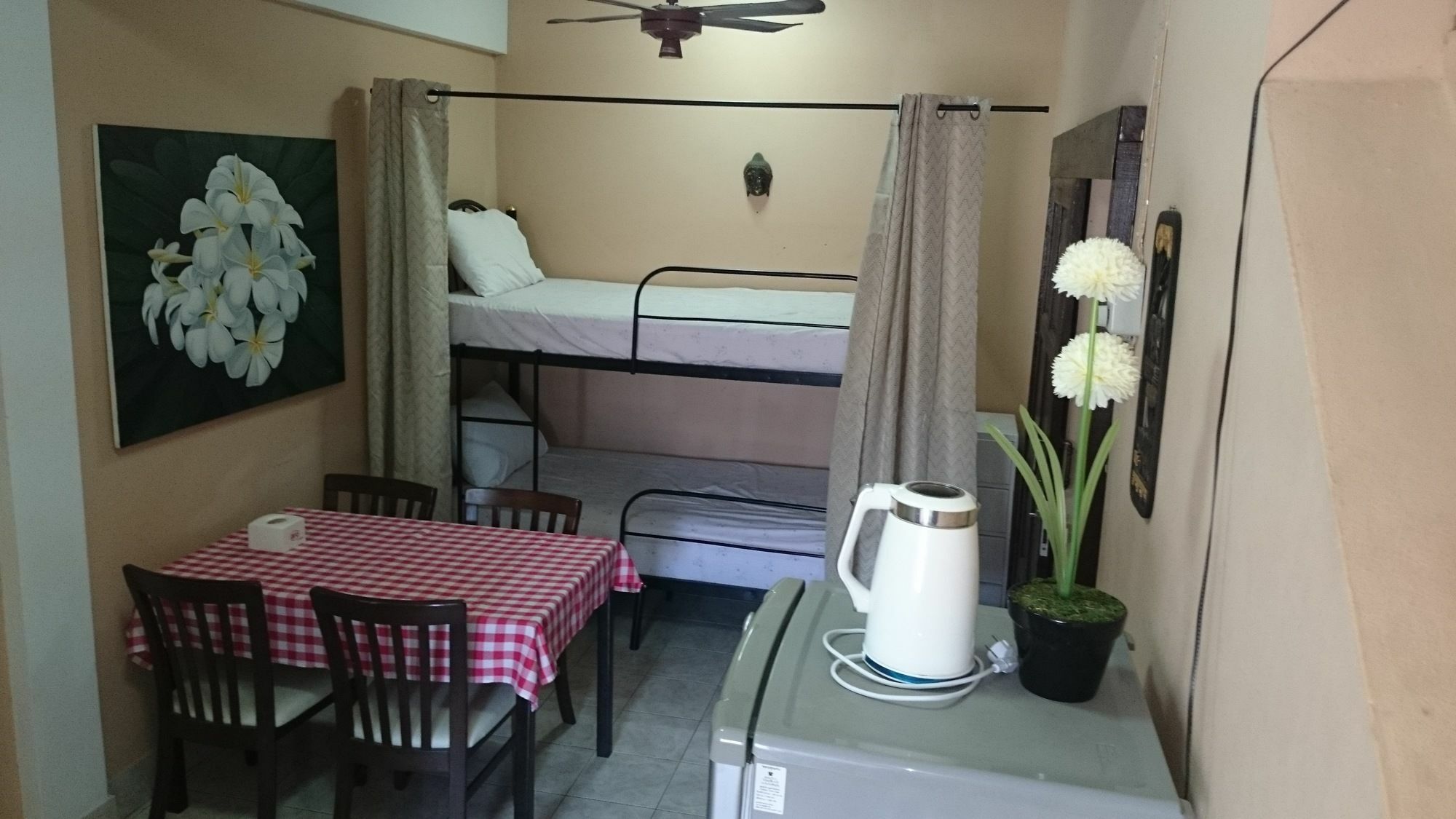 Bellmans Restaurant & Guesthouse Karon Екстериор снимка
