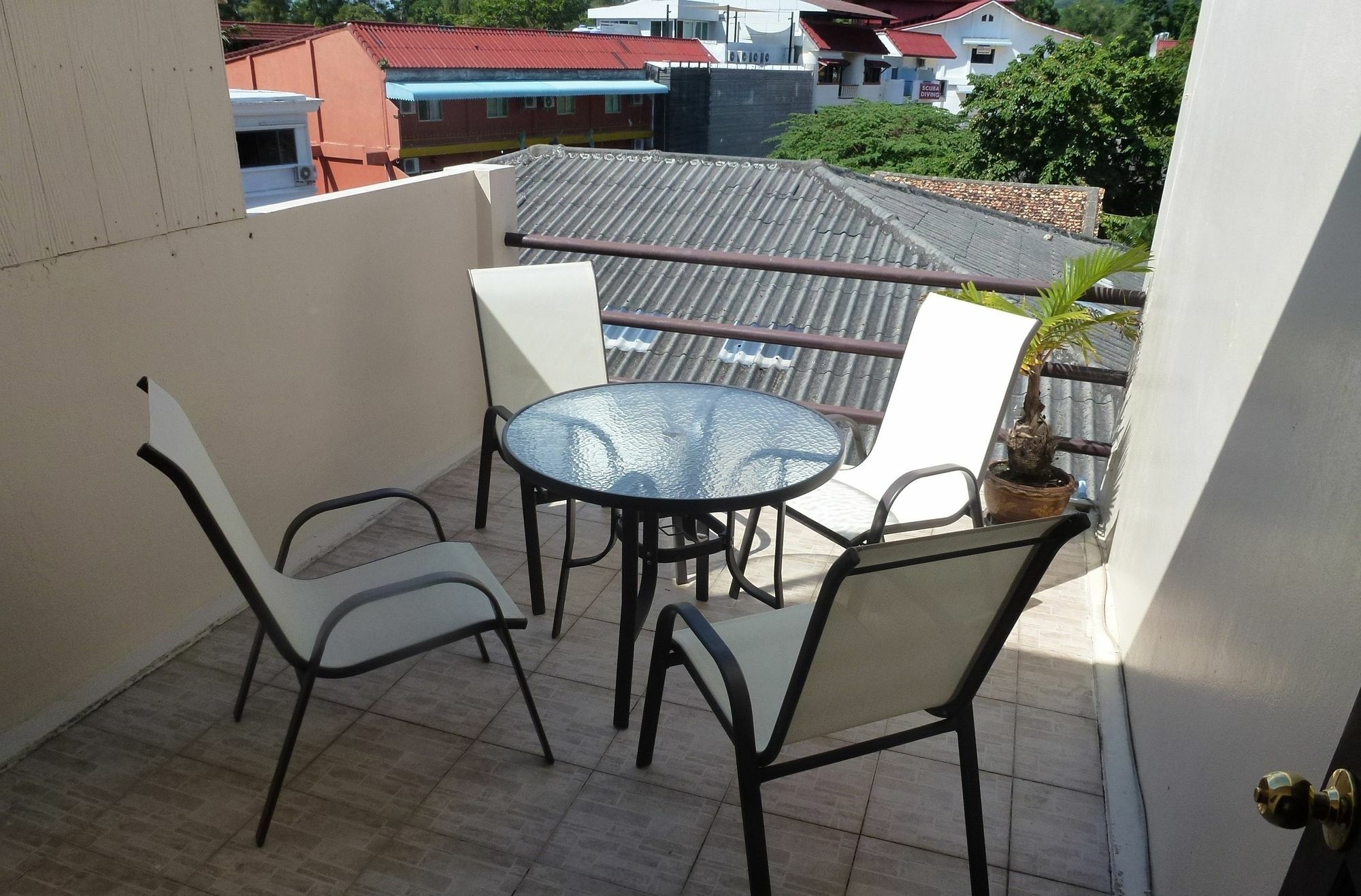 Bellmans Restaurant & Guesthouse Karon Екстериор снимка