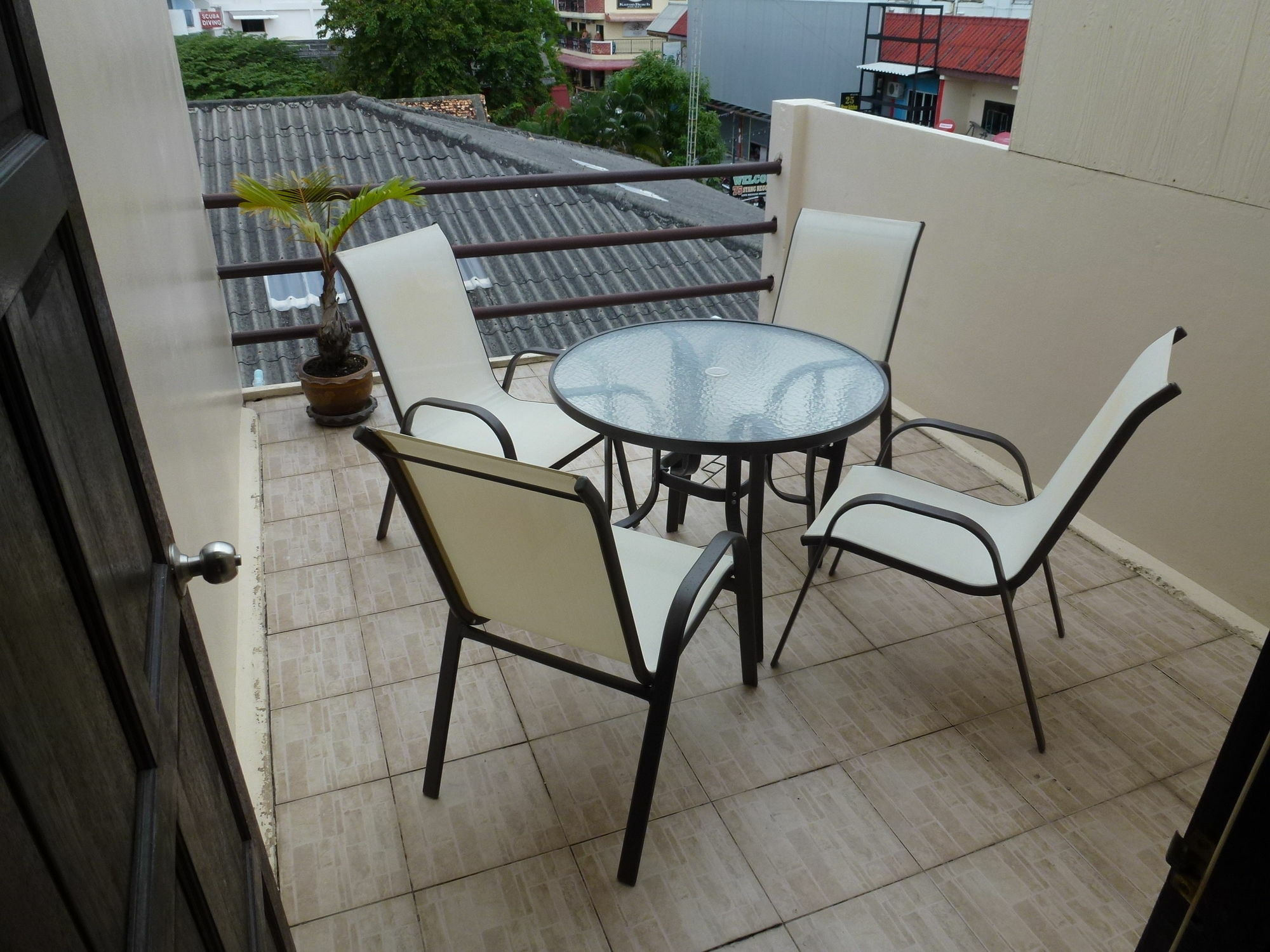 Bellmans Restaurant & Guesthouse Karon Екстериор снимка